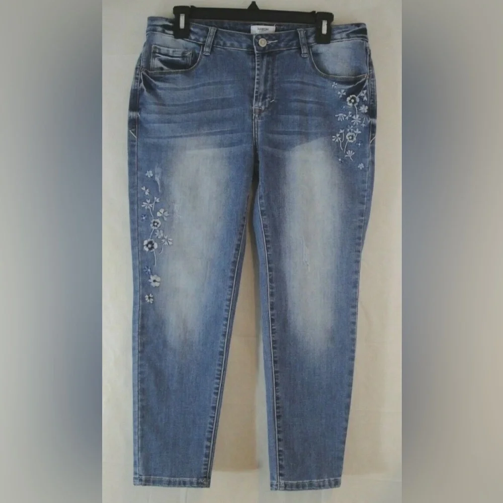 Boho KENSIE Jeans Cropped Floral Blue Embroidered Size 29